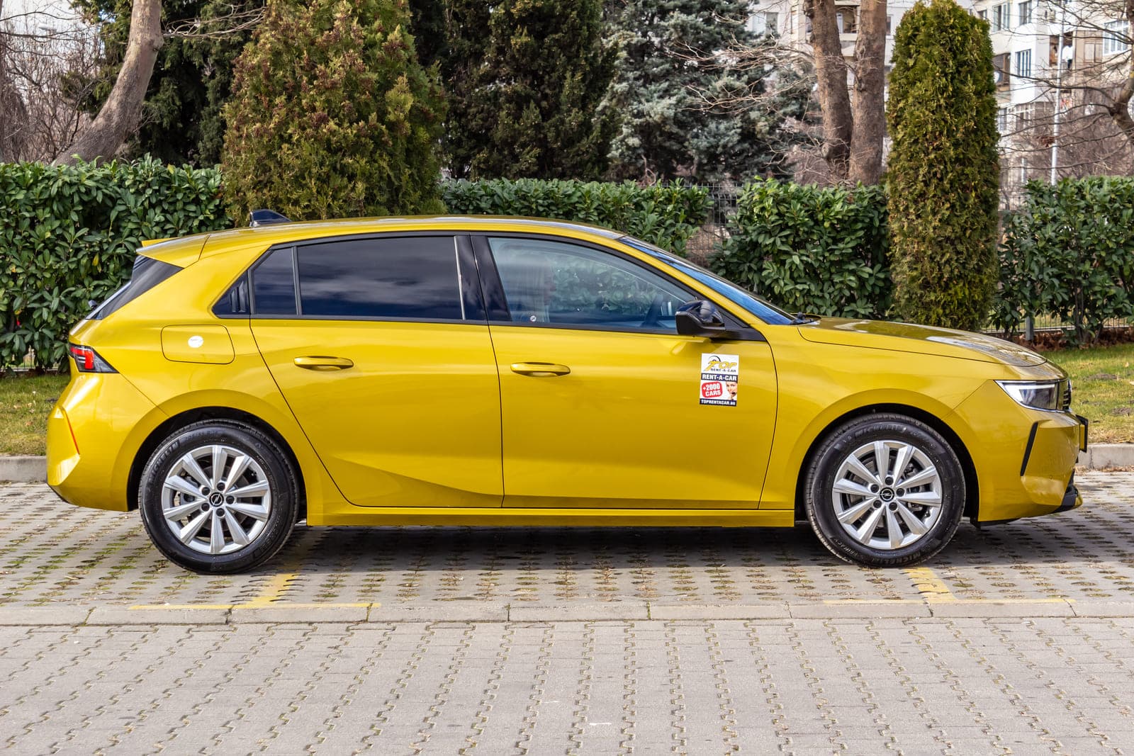 https://topmobility-prod-cms.s3.eu-central-1.amazonaws.com/opel_astra_side_view_627fb839f5.jpg