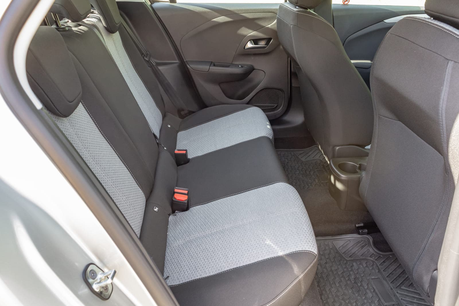 https://topmobility-prod-cms.s3.eu-central-1.amazonaws.com/opel_corsa_automatic_back_seats_ab825e6b95.jpg
