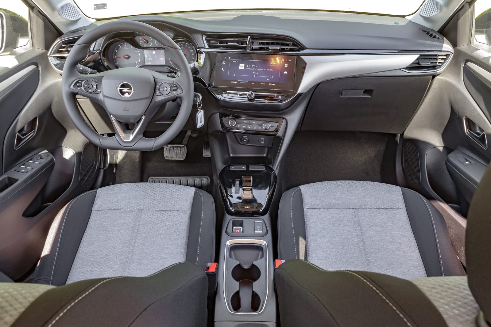 https://topmobility-prod-cms.s3.eu-central-1.amazonaws.com/opel_corsa_automatic_interior_65dbbb0743.jpg