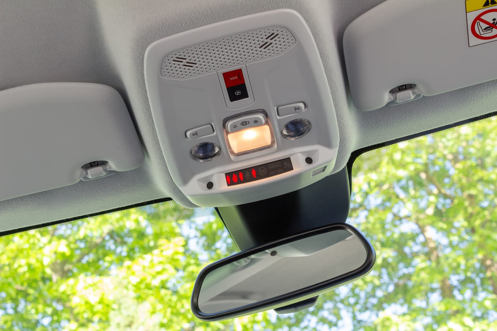 https://topmobility-prod-cms.s3.eu-central-1.amazonaws.com/opel_corsa_automatic_interior_element_7880ab59c5.jpg