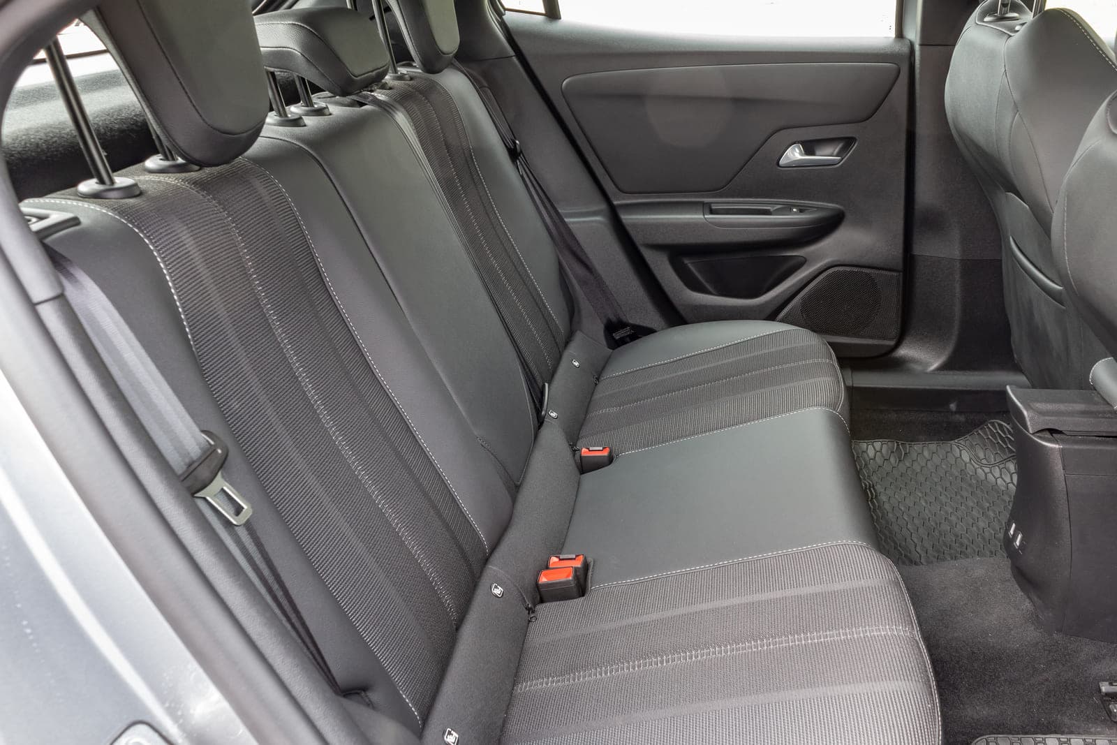 https://topmobility-prod-cms.s3.eu-central-1.amazonaws.com/opel_mokka_aut_back_seats_bb526a52c1.jpg