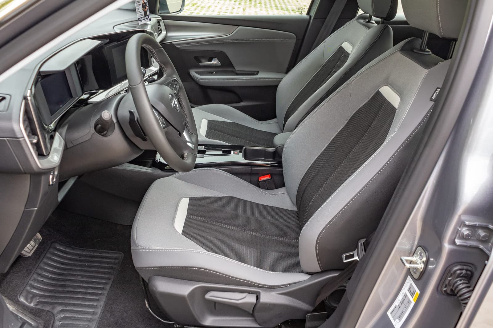 https://topmobility-prod-cms.s3.eu-central-1.amazonaws.com/opel_mokka_aut_front_seats_551f6be7c9.jpg