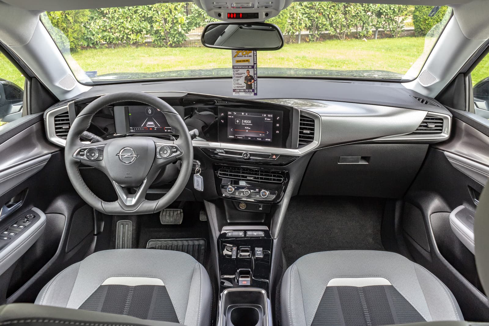 https://topmobility-prod-cms.s3.eu-central-1.amazonaws.com/opel_mokka_aut_interior_98cc2c1a86.jpg