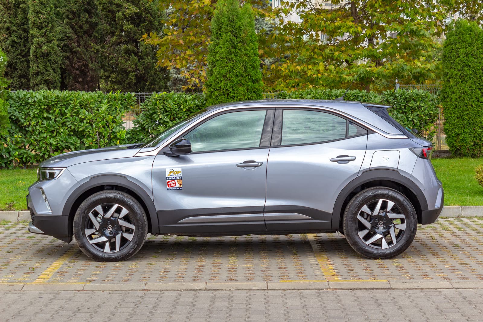 https://topmobility-prod-cms.s3.eu-central-1.amazonaws.com/opel_mokka_aut_side_view_3d96bf230a.jpg