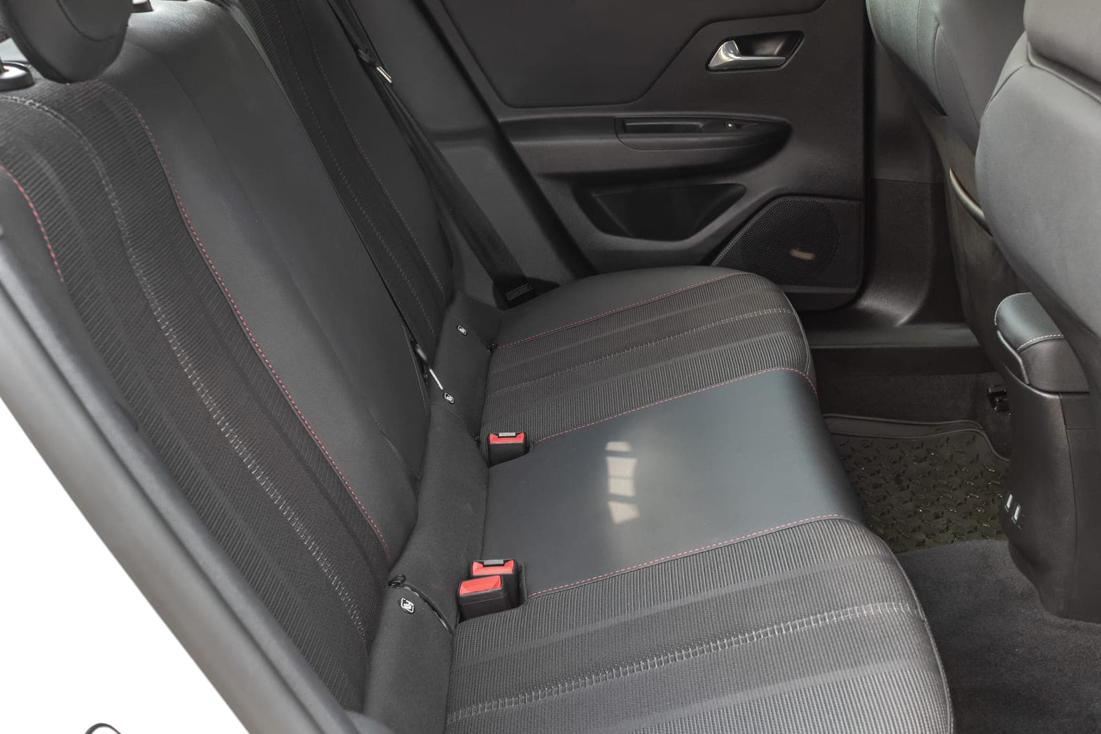 https://topmobility-prod-cms.s3.eu-central-1.amazonaws.com/opel_mokka_manual_back_seats_7498556cc5.jpg
