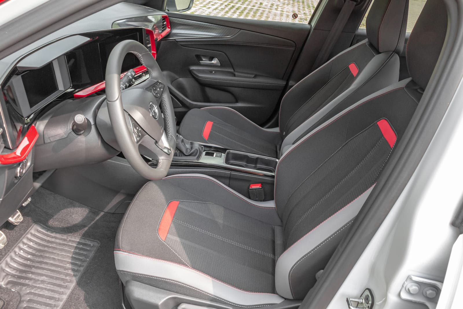 https://topmobility-prod-cms.s3.eu-central-1.amazonaws.com/opel_mokka_manual_front_seats_Copy_a624a66b49.jpg