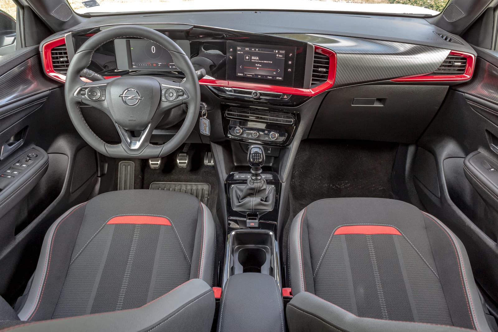 https://topmobility-prod-cms.s3.eu-central-1.amazonaws.com/opel_mokka_manual_interior_f81a6e50f8.jpg