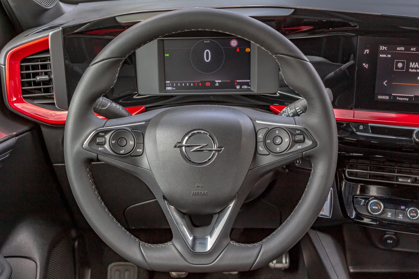 https://topmobility-prod-cms.s3.eu-central-1.amazonaws.com/opel_mokka_manual_steering_wheel_acd6e531ae.jpg