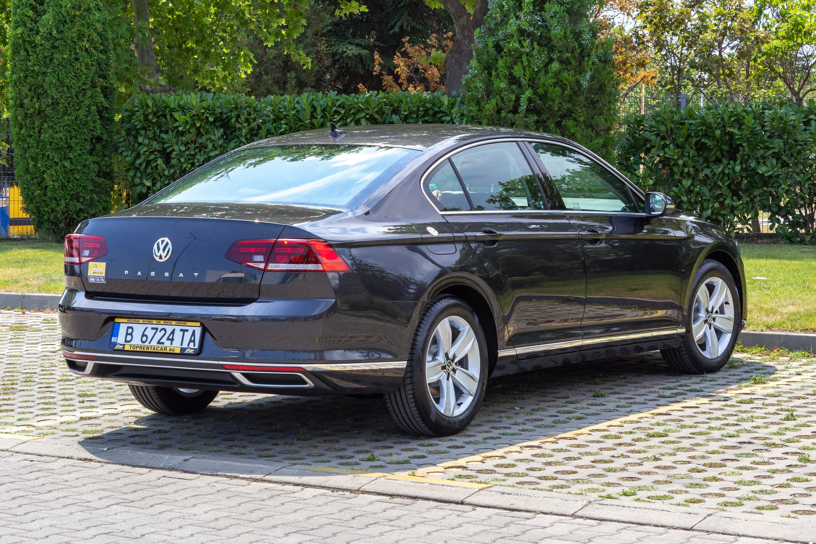 https://topmobility-prod-cms.s3.eu-central-1.amazonaws.com/passat_sedan_aut_back_view_3dd03a4f60.jpg