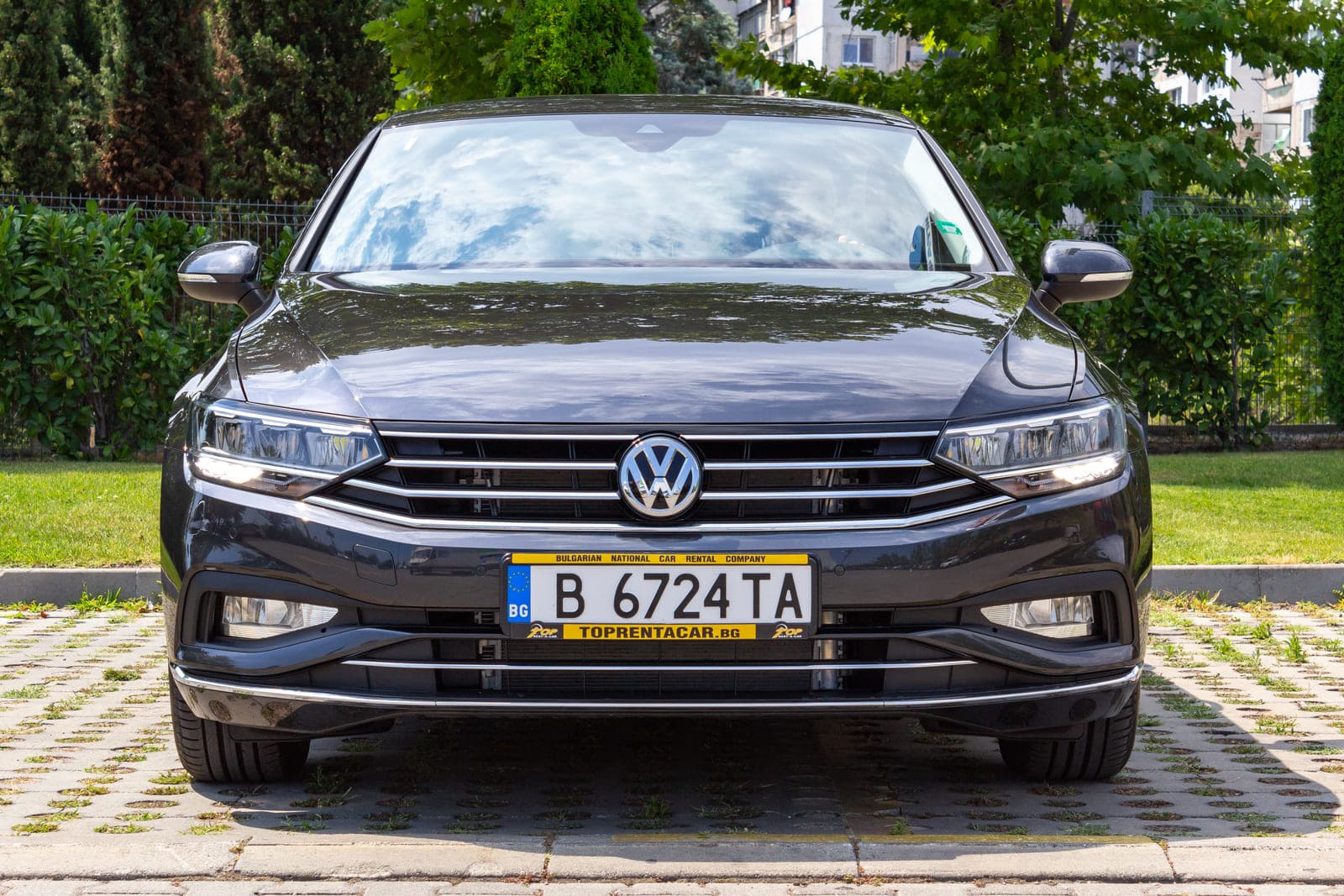 https://topmobility-prod-cms.s3.eu-central-1.amazonaws.com/passat_sedan_aut_front_view_2b0c56da3b.jpg