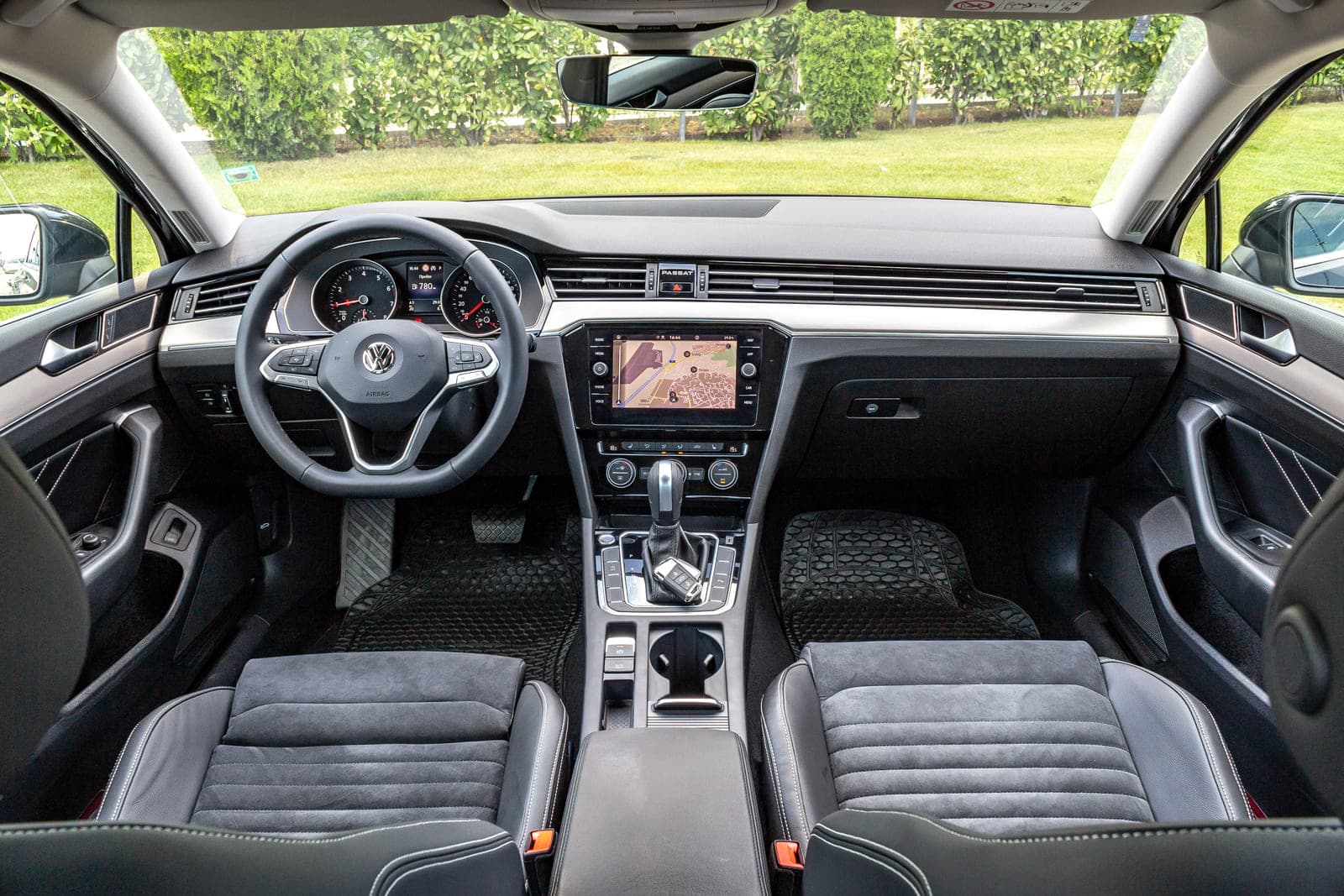 https://topmobility-prod-cms.s3.eu-central-1.amazonaws.com/passat_sedan_aut_interior_8c569ea3cc.jpg