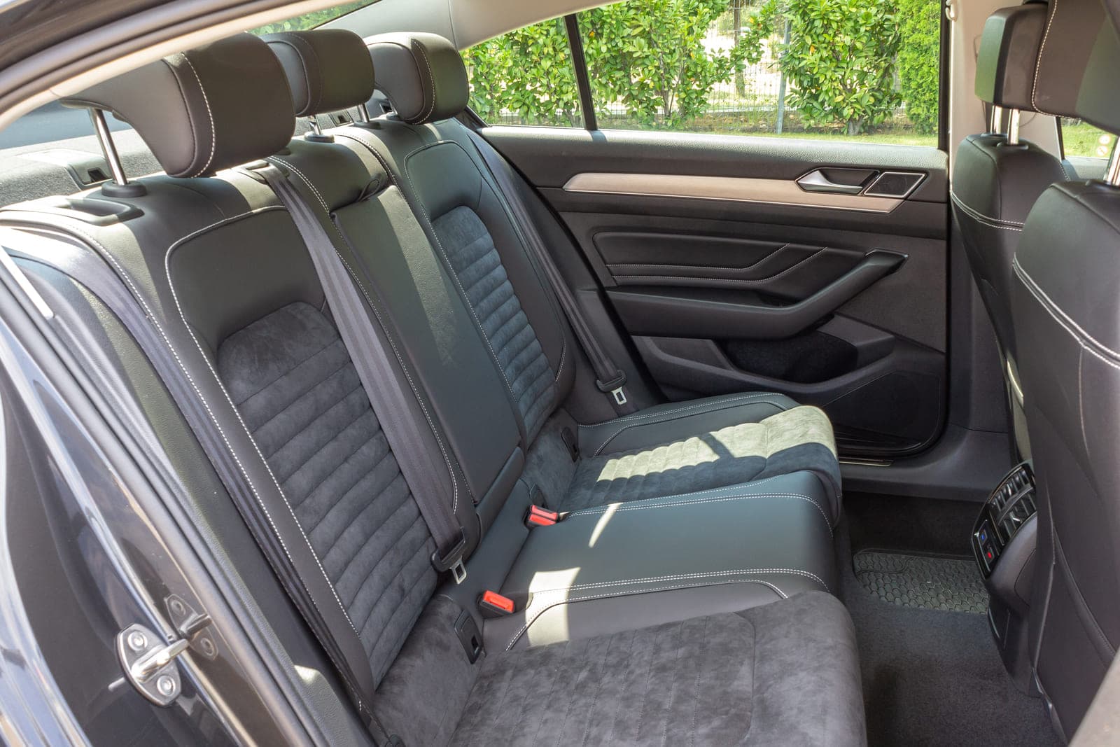https://topmobility-prod-cms.s3.eu-central-1.amazonaws.com/passat_sedan_aut_rear_seats_255f6b2b78.jpg