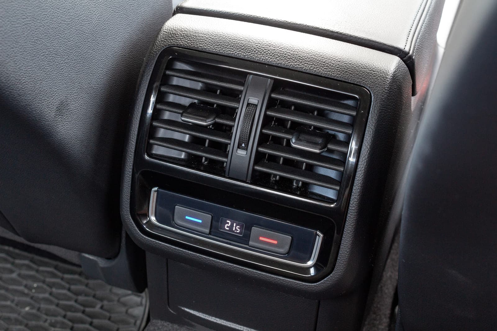 https://topmobility-prod-cms.s3.eu-central-1.amazonaws.com/passat_sedan_aut_rear_seats_ac_9de777aa8a.jpg