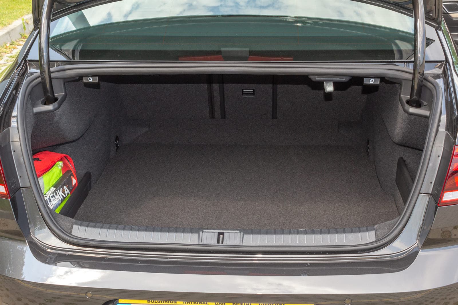 https://topmobility-prod-cms.s3.eu-central-1.amazonaws.com/passat_sedan_aut_trunk_8e31e1e5d5.jpg