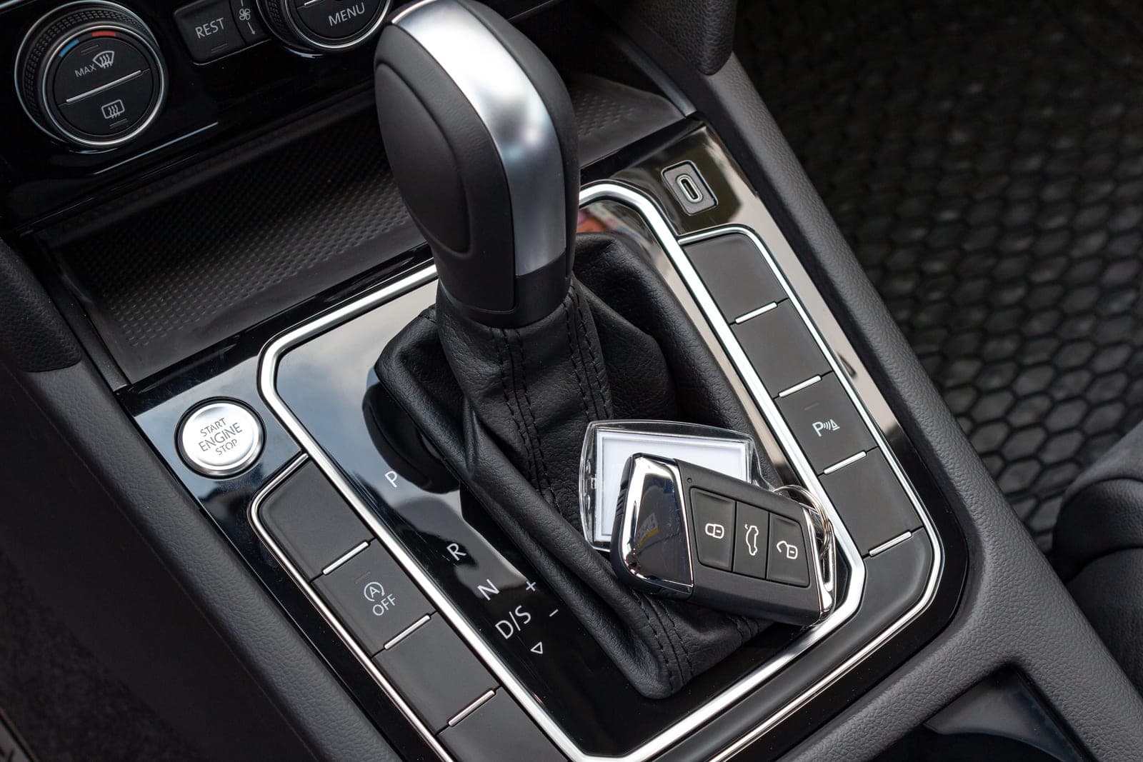 https://topmobility-prod-cms.s3.eu-central-1.amazonaws.com/passat_sedan_automatic_gearbox_36208dd23b.jpg