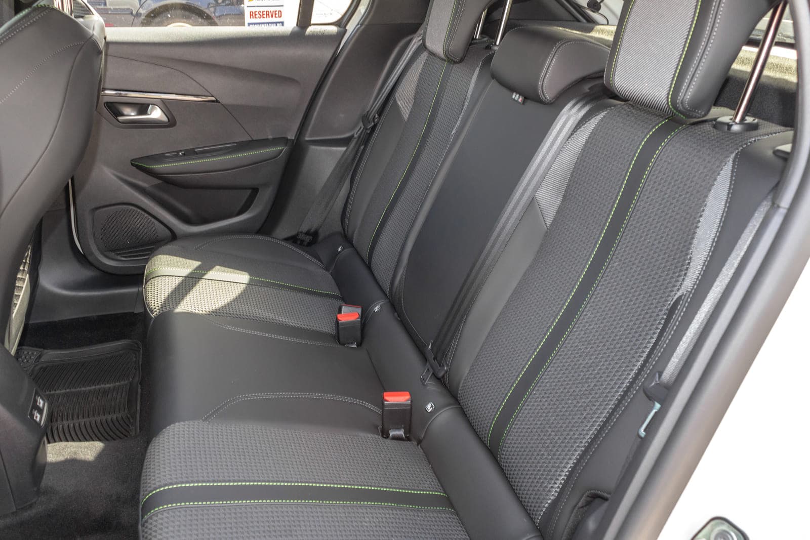 https://topmobility-prod-cms.s3.eu-central-1.amazonaws.com/peugeot_208_gt_aut_back_seats_c6907e594c.jpg
