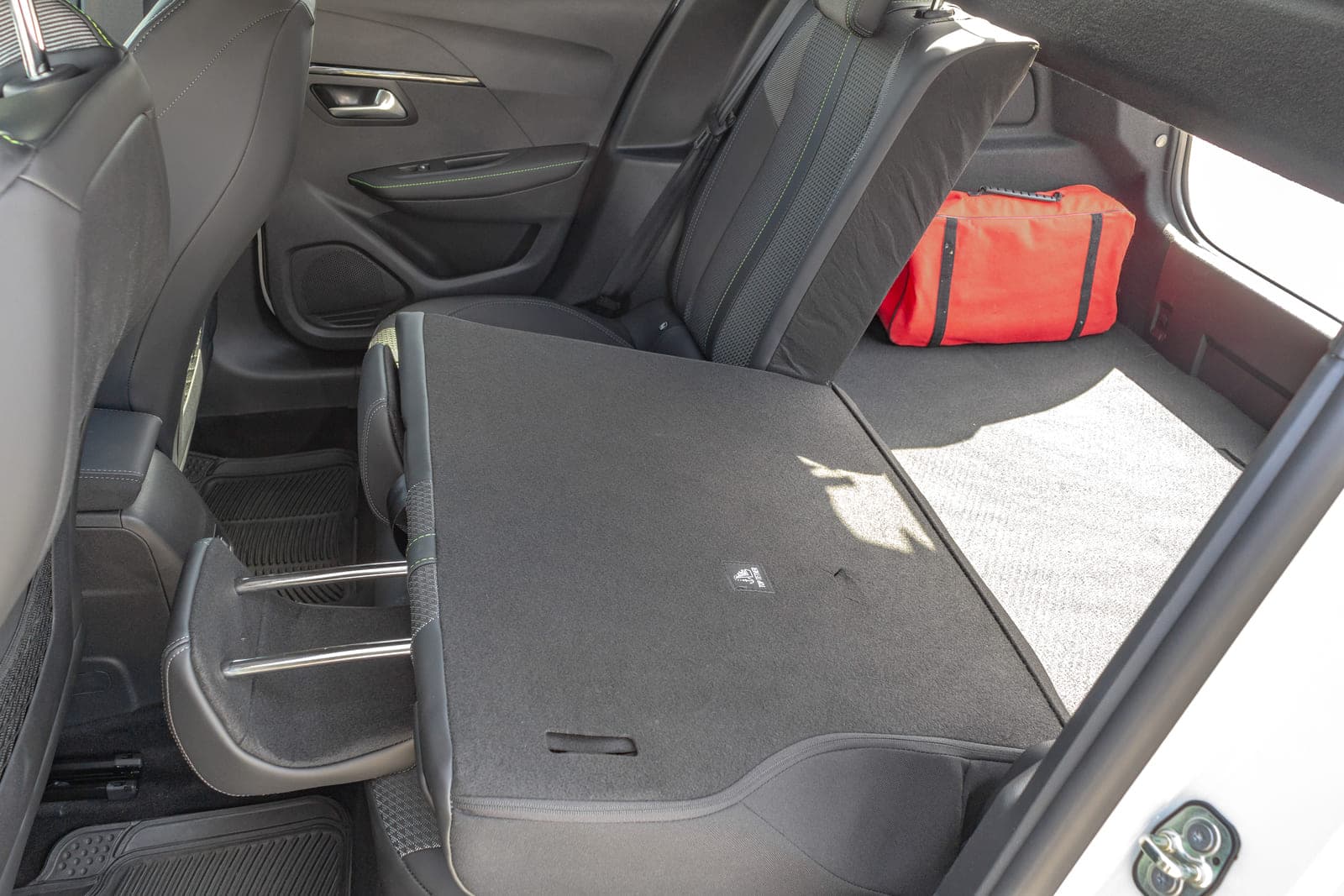 https://topmobility-prod-cms.s3.eu-central-1.amazonaws.com/peugeot_208_gt_aut_folding_rear_seats_9180f7f9be.jpg