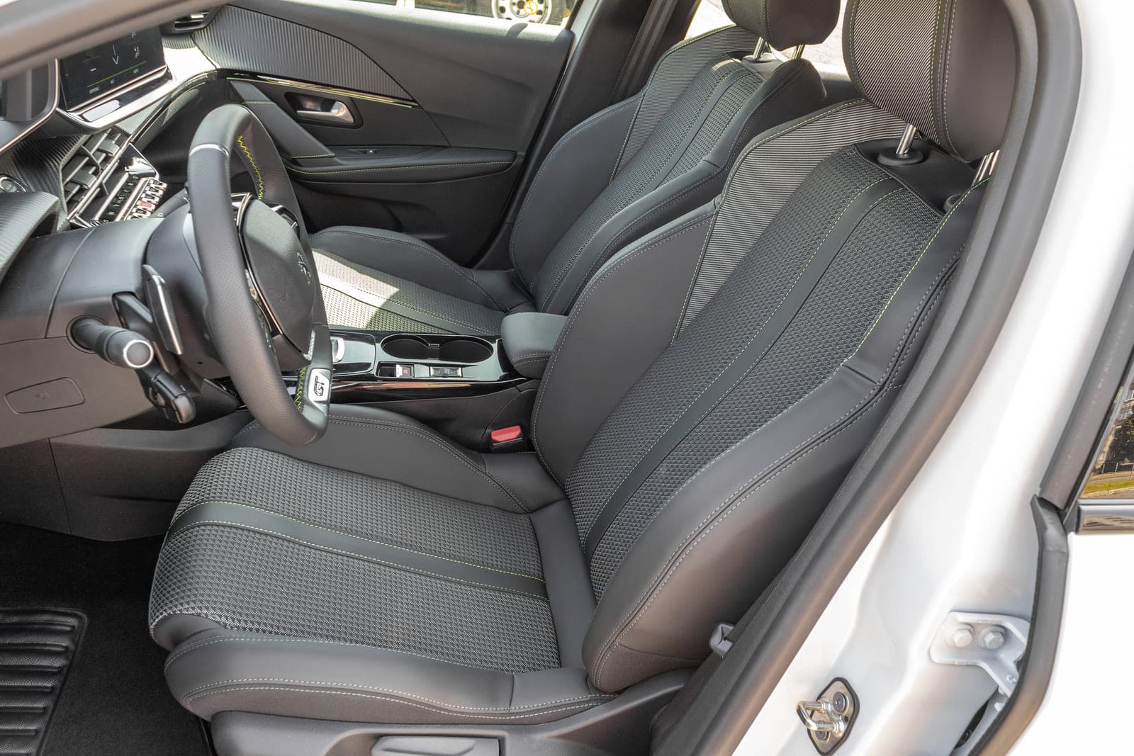 https://topmobility-prod-cms.s3.eu-central-1.amazonaws.com/peugeot_208_gt_aut_front_seats_99e64f502d.jpg