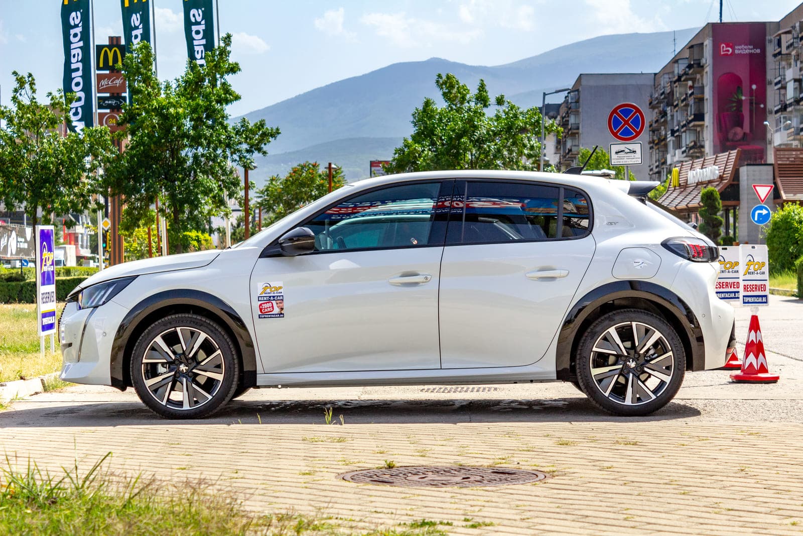 https://topmobility-prod-cms.s3.eu-central-1.amazonaws.com/peugeot_208_gt_aut_side_view_de27ef8aa8.jpg