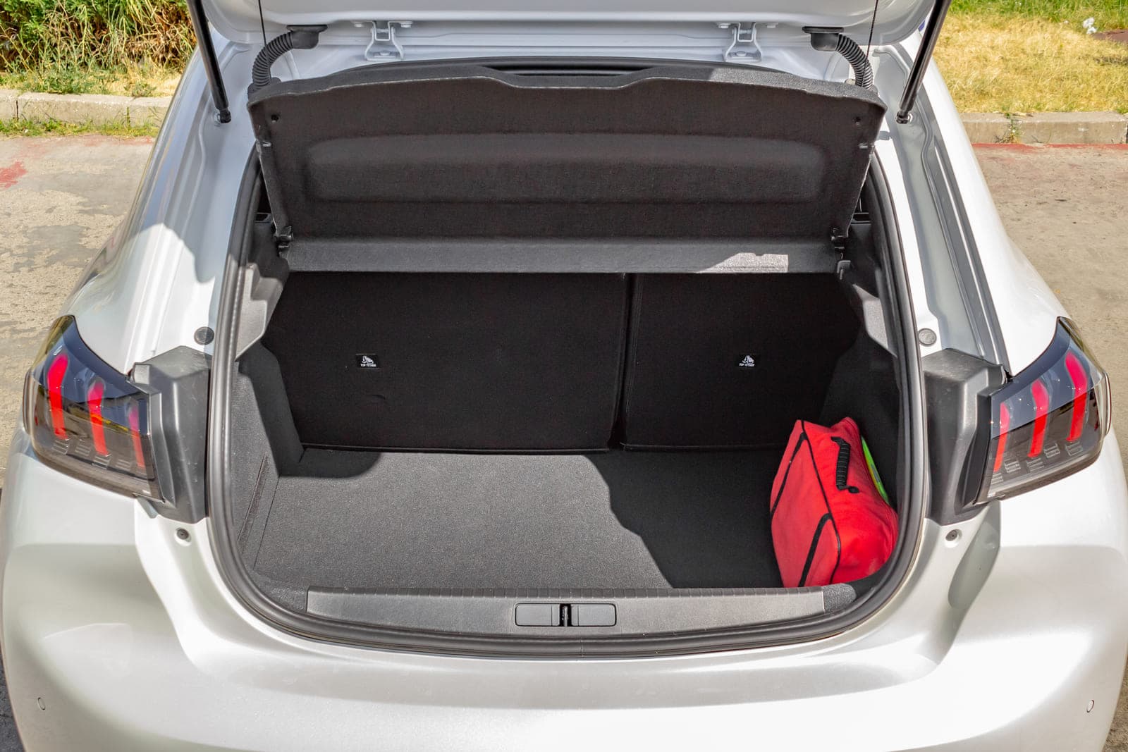 https://topmobility-prod-cms.s3.eu-central-1.amazonaws.com/peugeot_208_gt_aut_trunk_36af63c71e.jpg