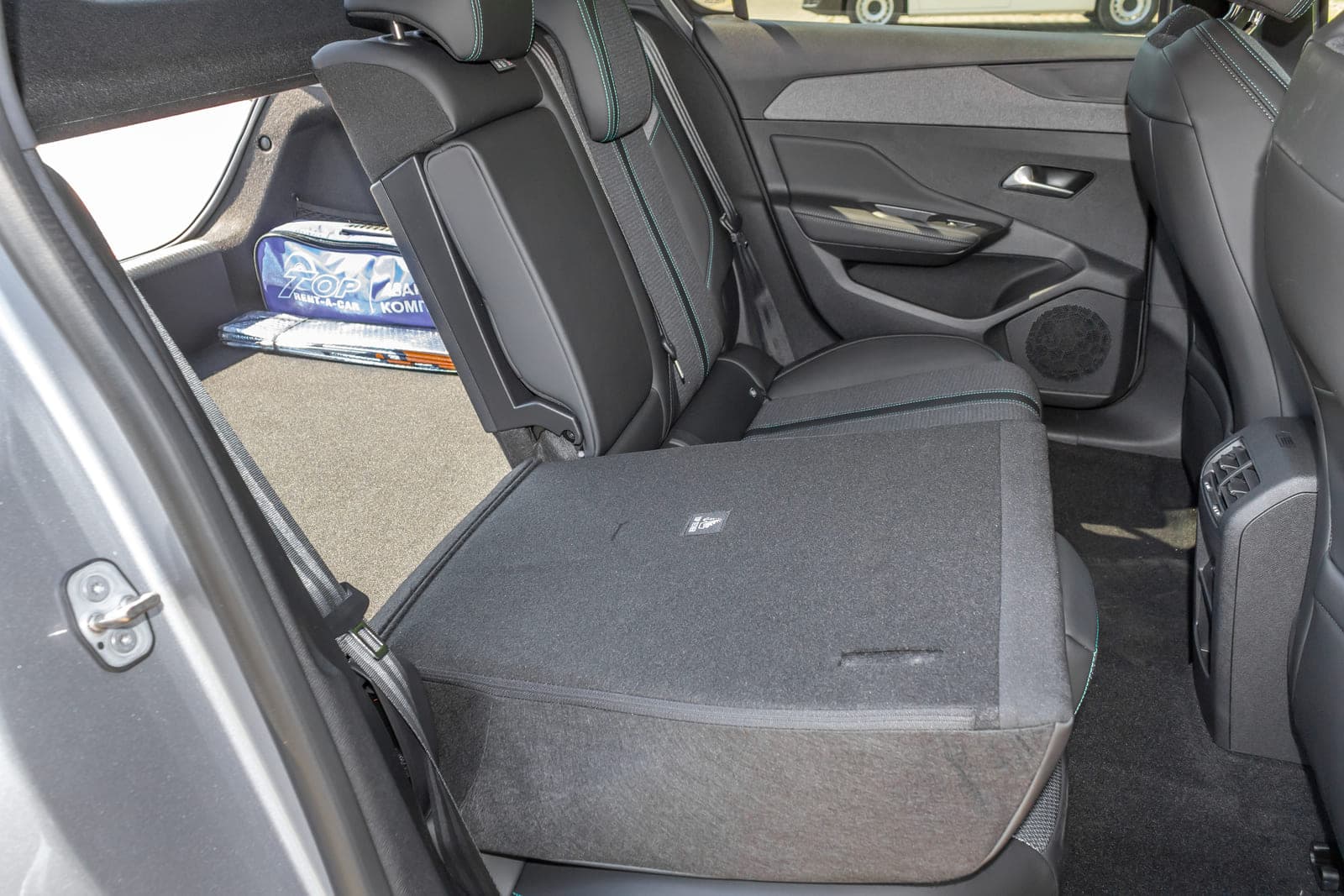 https://topmobility-prod-cms.s3.eu-central-1.amazonaws.com/peugeot_308_folding_back_seats_9f1f0dd957.jpg