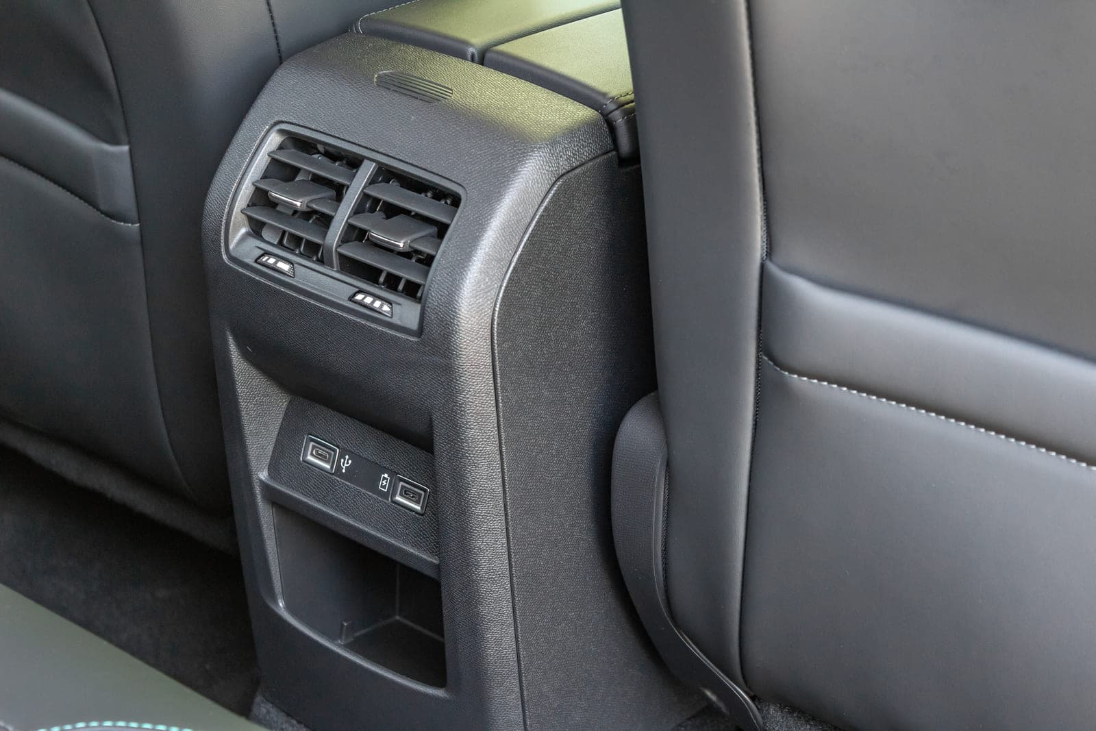 https://topmobility-prod-cms.s3.eu-central-1.amazonaws.com/peugeot_308_rear_seats_USB_charging_ports_9bea3b83f7.jpg