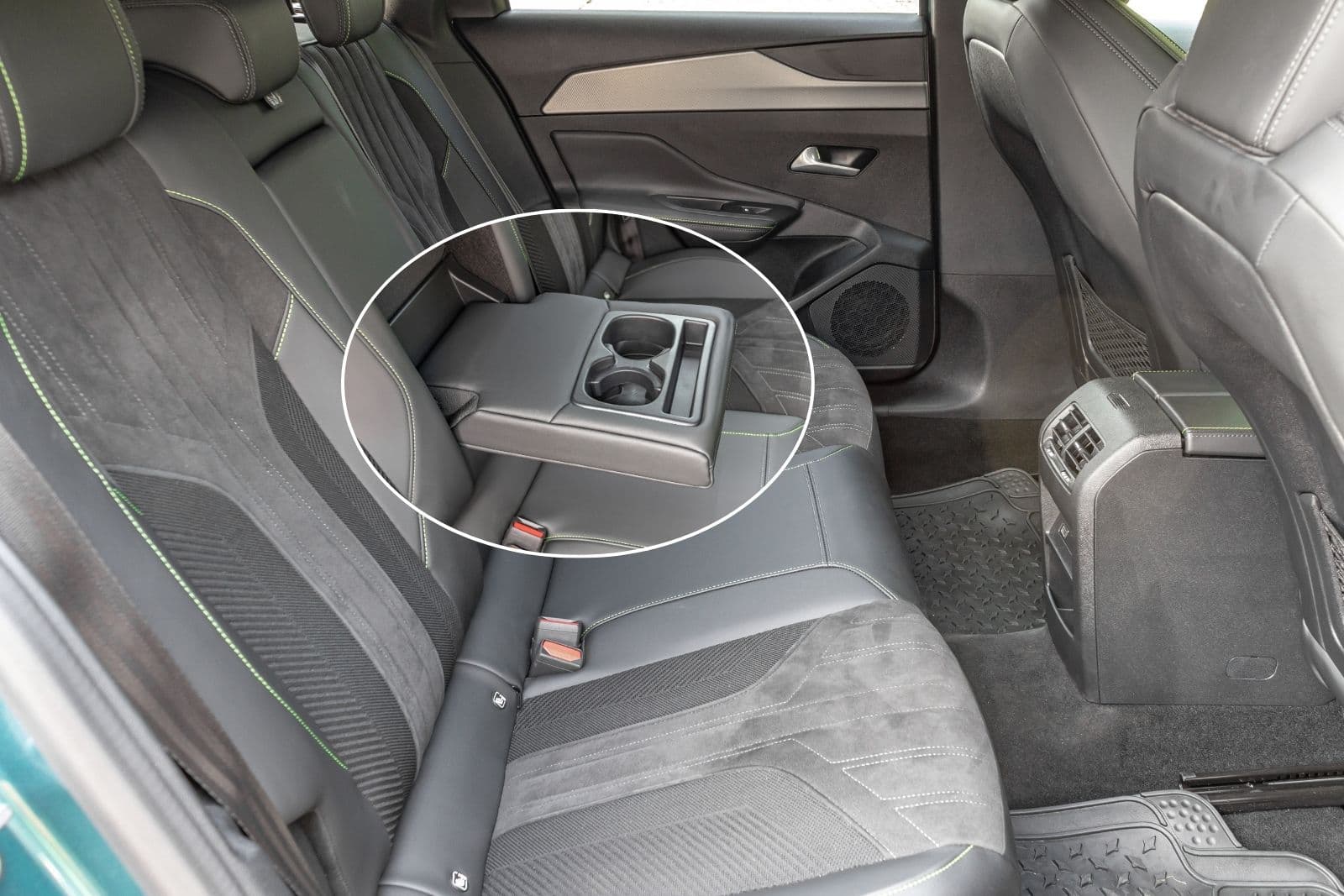 https://topmobility-prod-cms.s3.eu-central-1.amazonaws.com/peugeot_308_sw_back_seats_fcf17d03d3.jpg