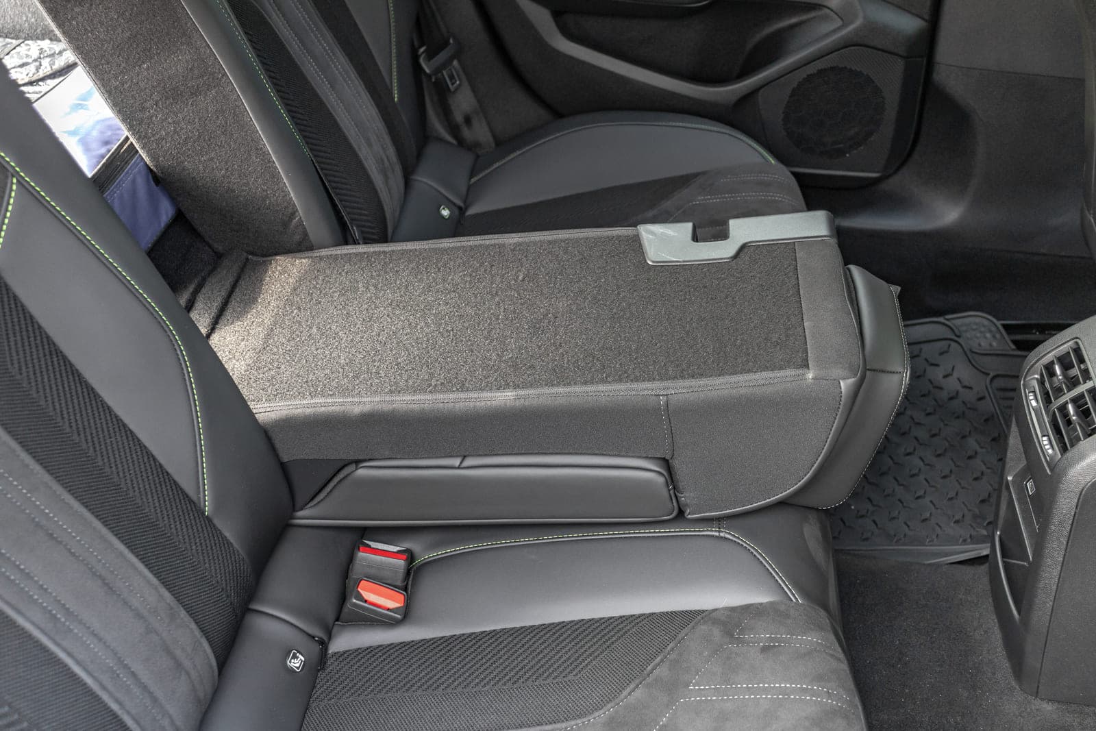 https://topmobility-prod-cms.s3.eu-central-1.amazonaws.com/peugeot_308_sw_folding_rear_seat_1a6f1bc70f.jpg