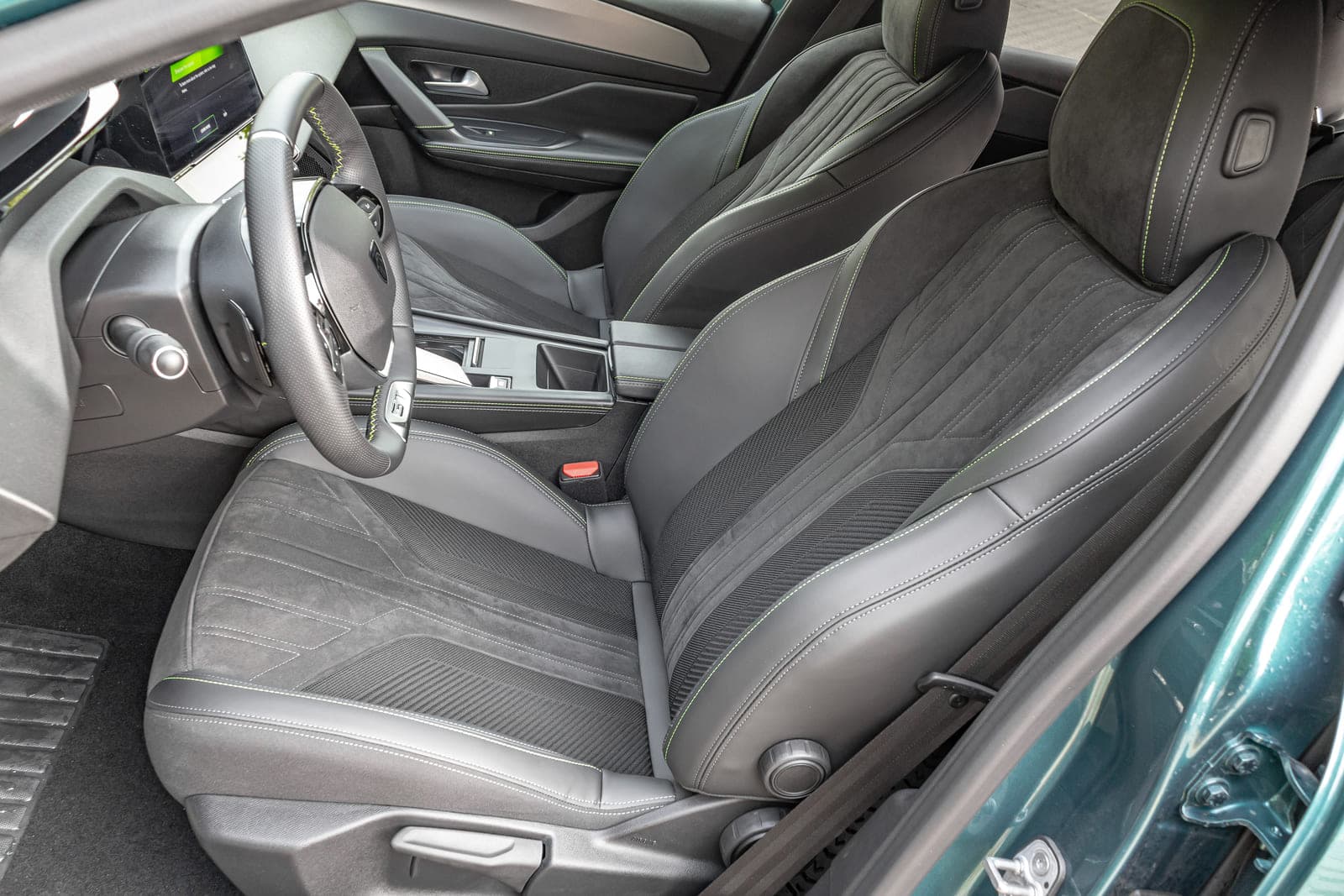https://topmobility-prod-cms.s3.eu-central-1.amazonaws.com/peugeot_308_sw_front_seats_90f645f91d.jpg