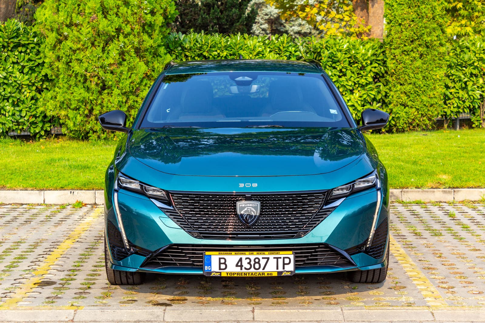 https://topmobility-prod-cms.s3.eu-central-1.amazonaws.com/peugeot_308_sw_front_view_aec53ef06e.jpg