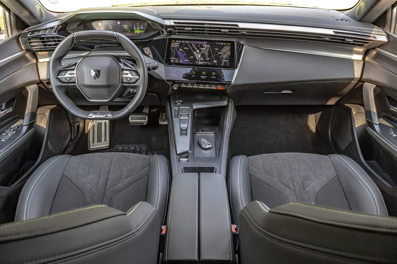 https://topmobility-prod-cms.s3.eu-central-1.amazonaws.com/peugeot_308_sw_interior_a4bbd35337.jpg