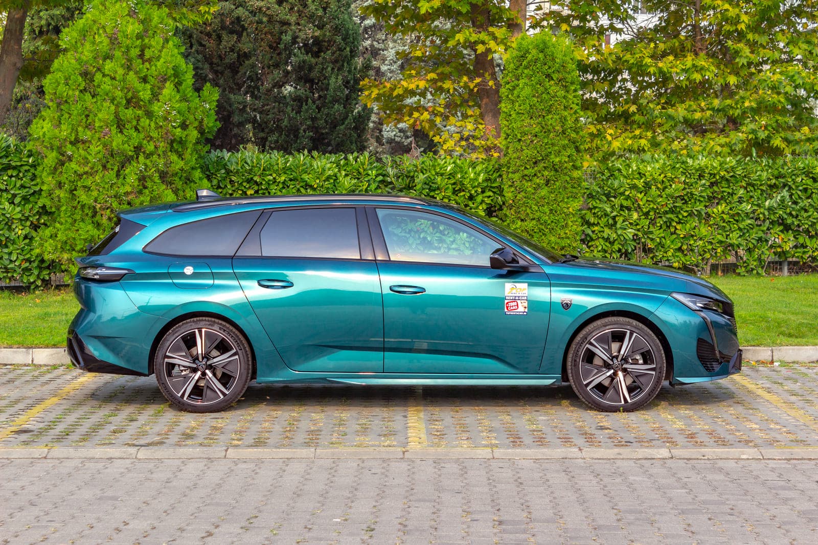 https://topmobility-prod-cms.s3.eu-central-1.amazonaws.com/peugeot_308_sw_side_view_7b650bd00e.jpg