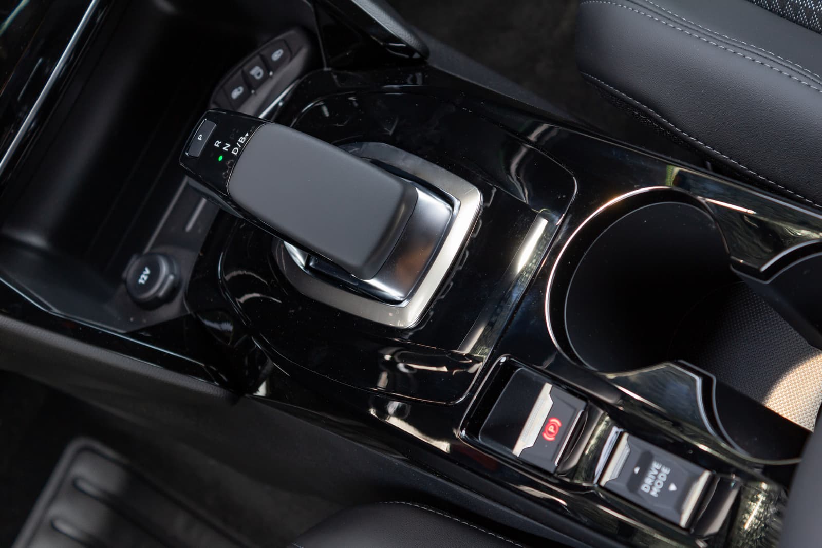 https://topmobility-prod-cms.s3.eu-central-1.amazonaws.com/peugeot_e_208_automatic_gearbox_6db4118247.jpg