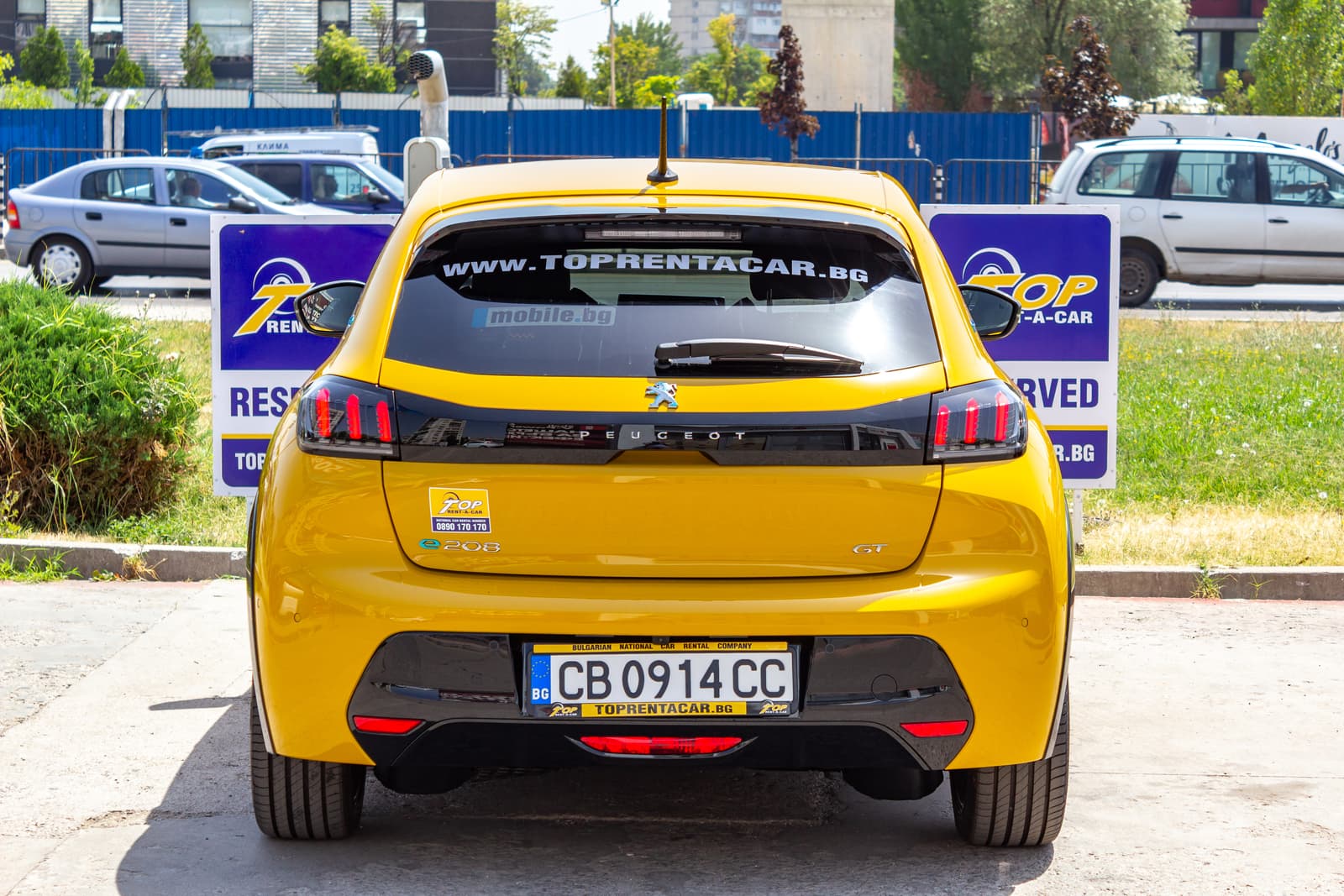 https://topmobility-prod-cms.s3.eu-central-1.amazonaws.com/peugeot_e_208_back_view_7000263fd5.jpg