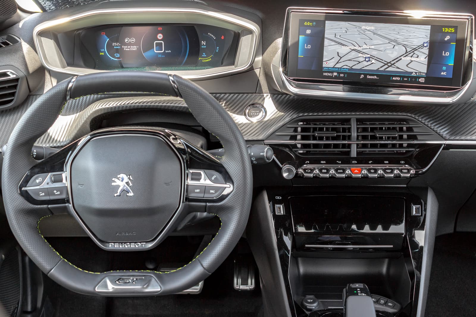 https://topmobility-prod-cms.s3.eu-central-1.amazonaws.com/peugeot_e_208_dashboard_b69cebc388.jpg