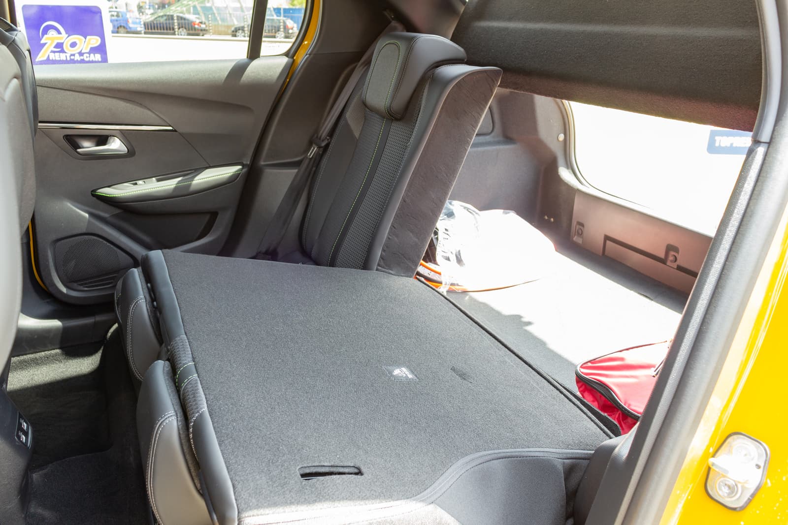 https://topmobility-prod-cms.s3.eu-central-1.amazonaws.com/peugeot_e_208_folding_back_seats_444b7ae37c.jpg