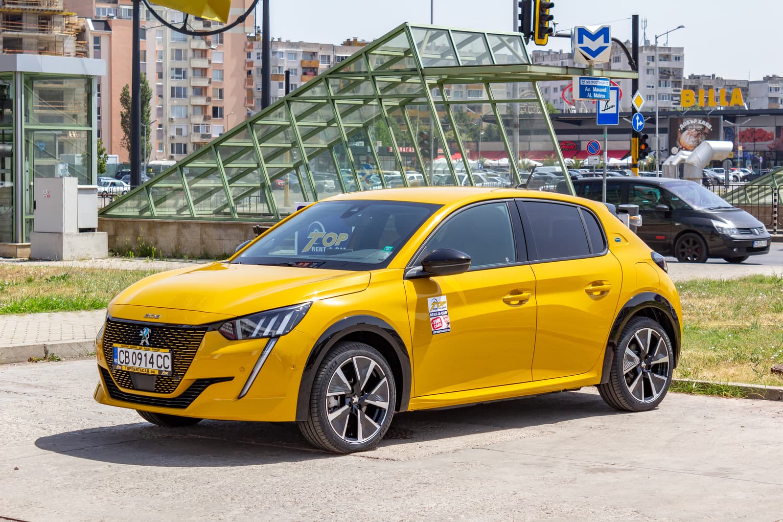 https://topmobility-prod-cms.s3.eu-central-1.amazonaws.com/peugeot_e_208_for_rent_f1c10e6310.jpg