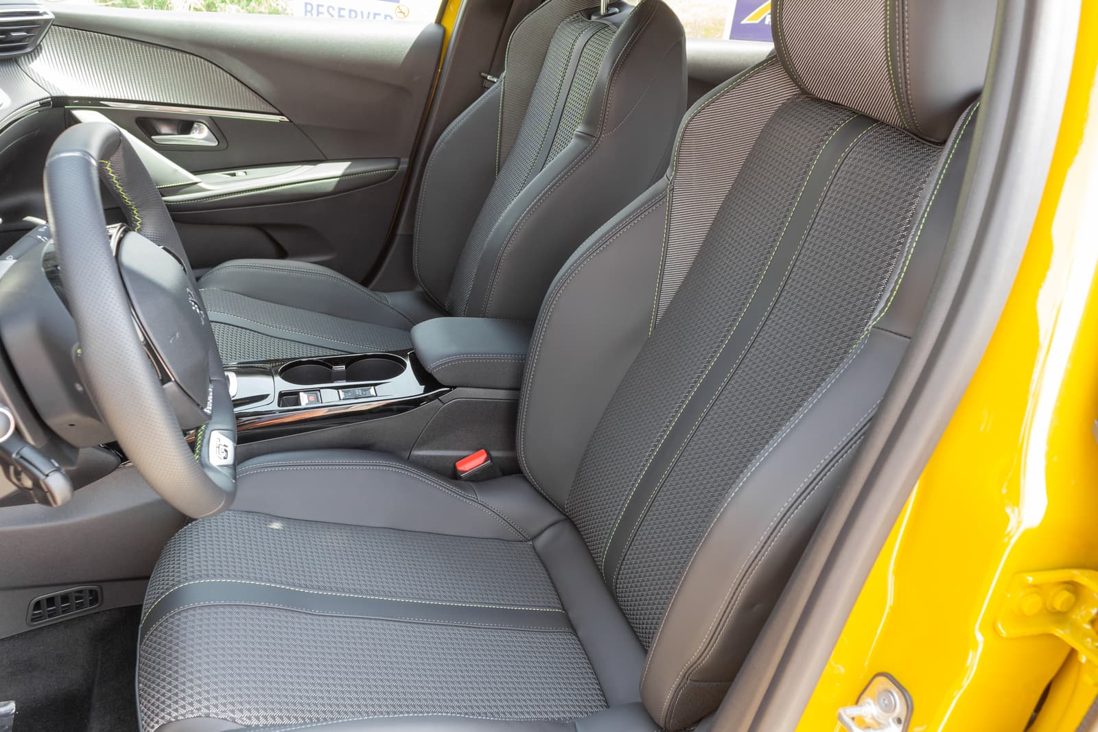 https://topmobility-prod-cms.s3.eu-central-1.amazonaws.com/peugeot_e_208_front_seats_ff87667728.jpg