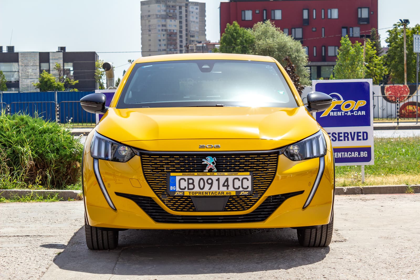 https://topmobility-prod-cms.s3.eu-central-1.amazonaws.com/peugeot_e_208_front_view_10b5b0675e.jpg