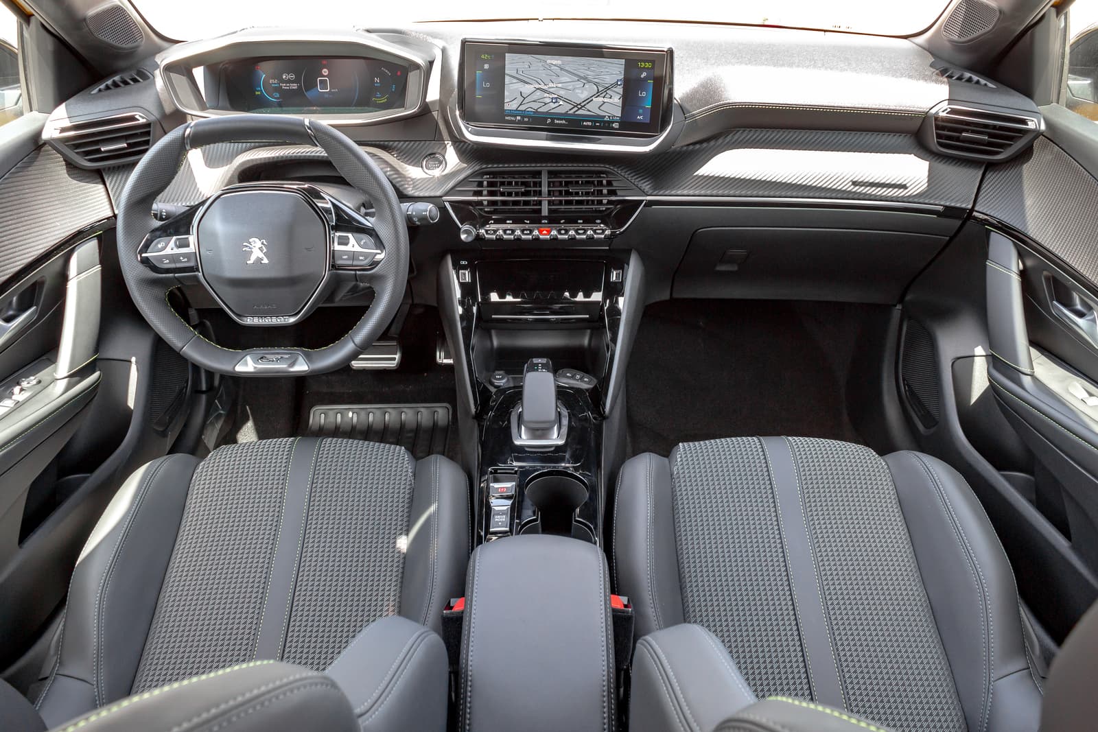 https://topmobility-prod-cms.s3.eu-central-1.amazonaws.com/peugeot_e_208_interior_608a17978f.jpg