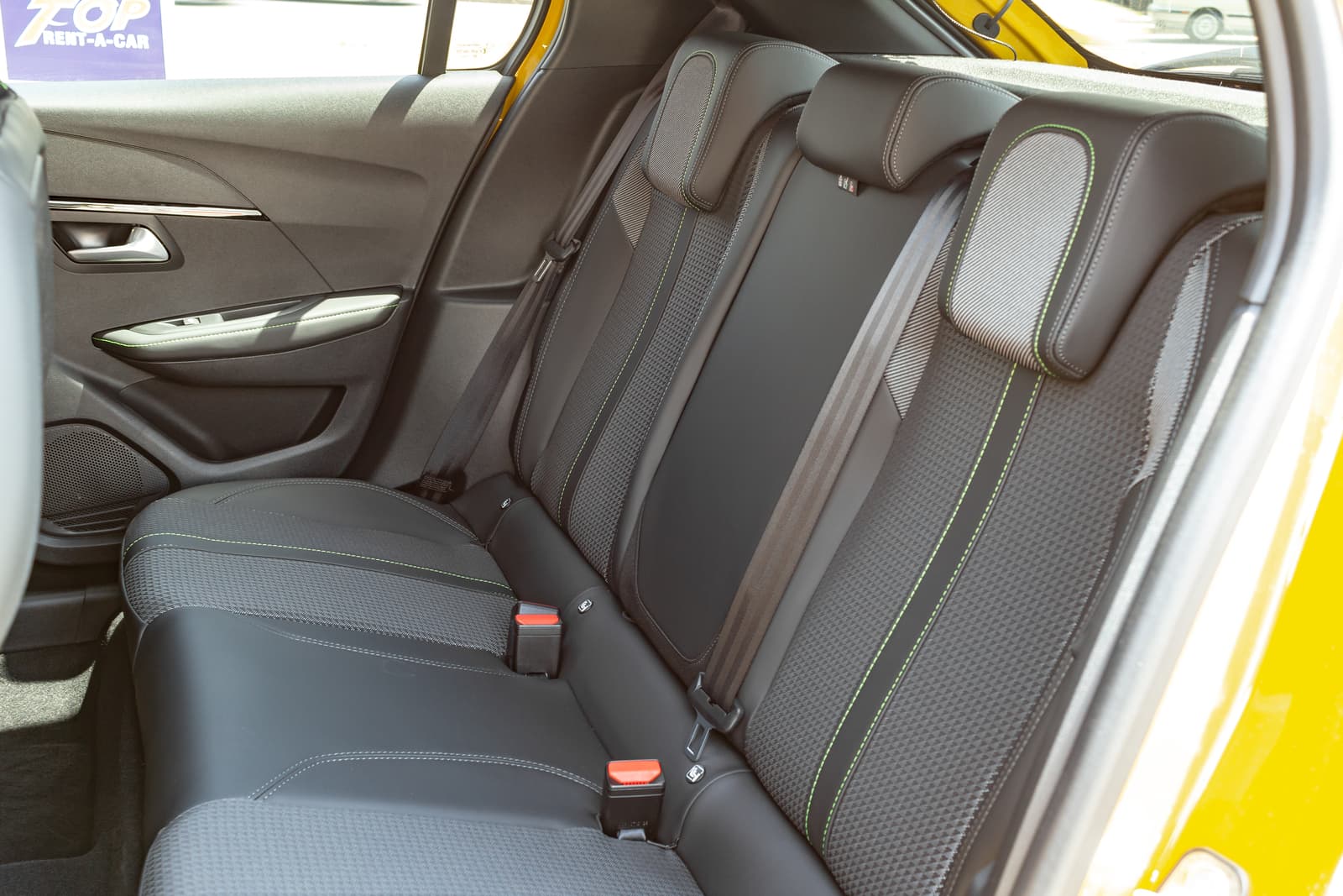https://topmobility-prod-cms.s3.eu-central-1.amazonaws.com/peugeot_e_208_rare_seats_dcac25b01f.jpg