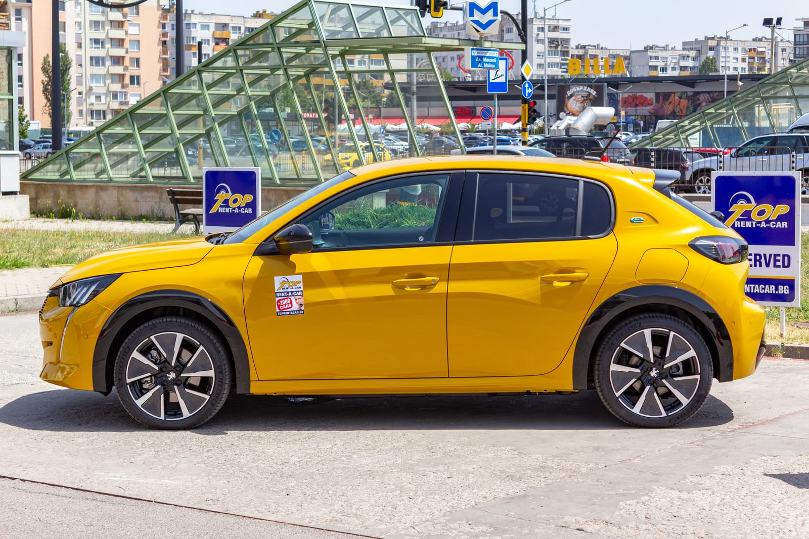 https://topmobility-prod-cms.s3.eu-central-1.amazonaws.com/peugeot_e_208_side_view_0ecdeb05ac.jpg