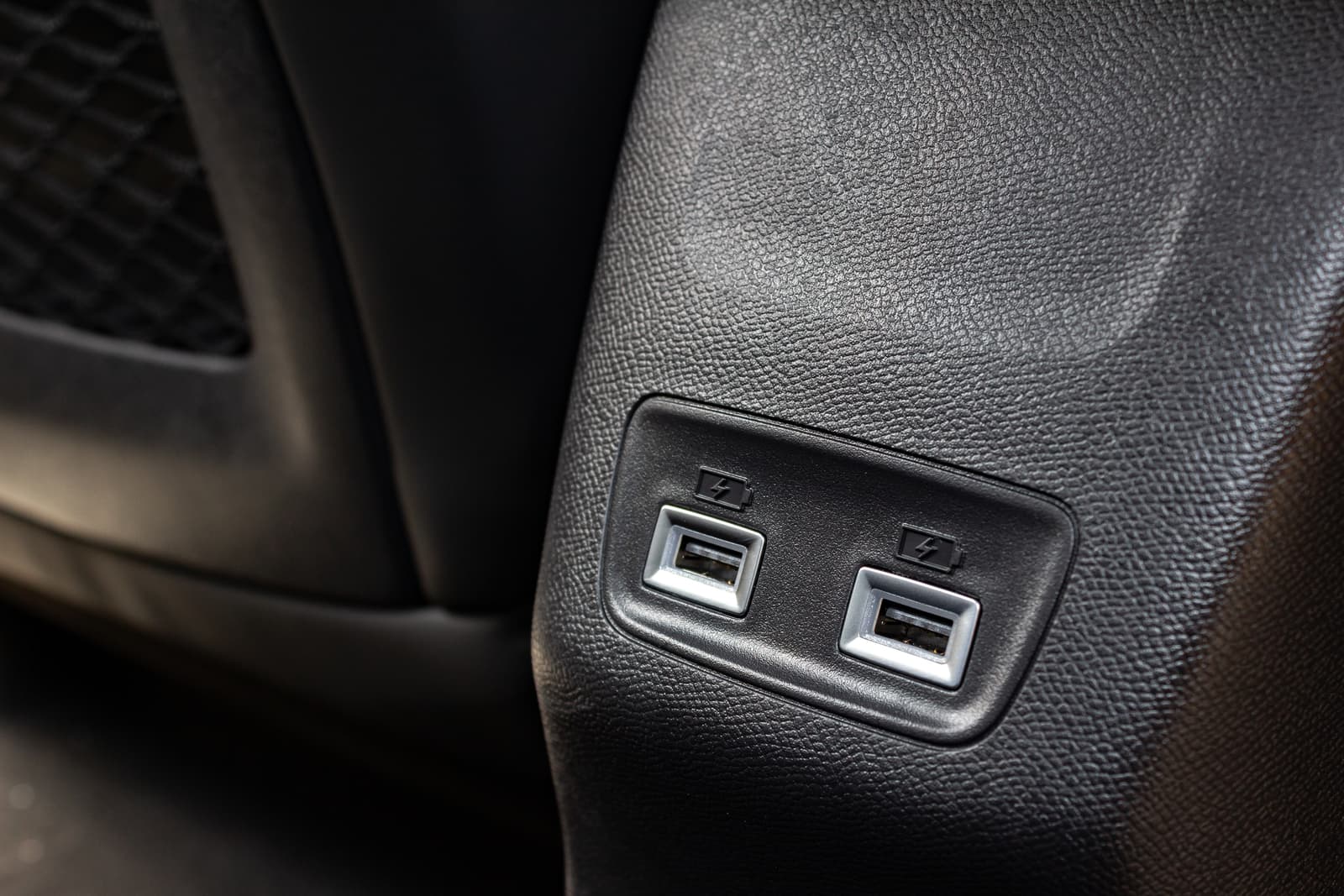 https://topmobility-prod-cms.s3.eu-central-1.amazonaws.com/peugeot_e_208_usb_slots_7cb7dab809.jpg