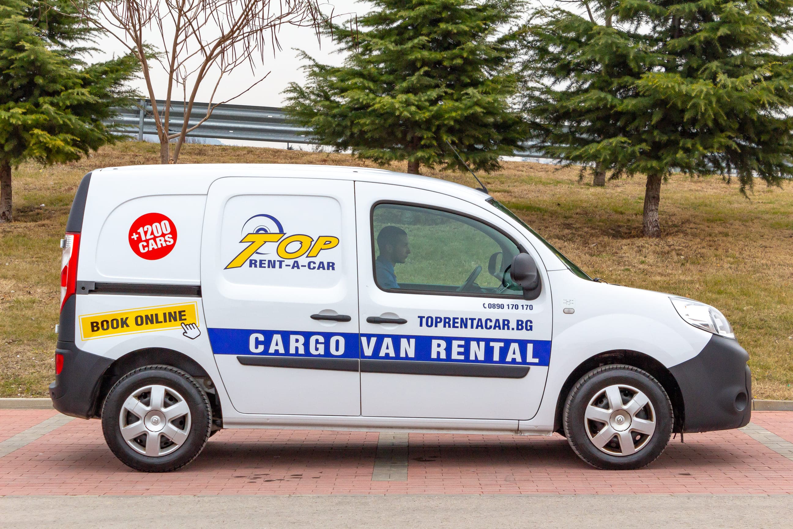 https://topmobility-prod-cms.s3.eu-central-1.amazonaws.com/renault_kangoo_side_view_dd7c9065bf.jpg