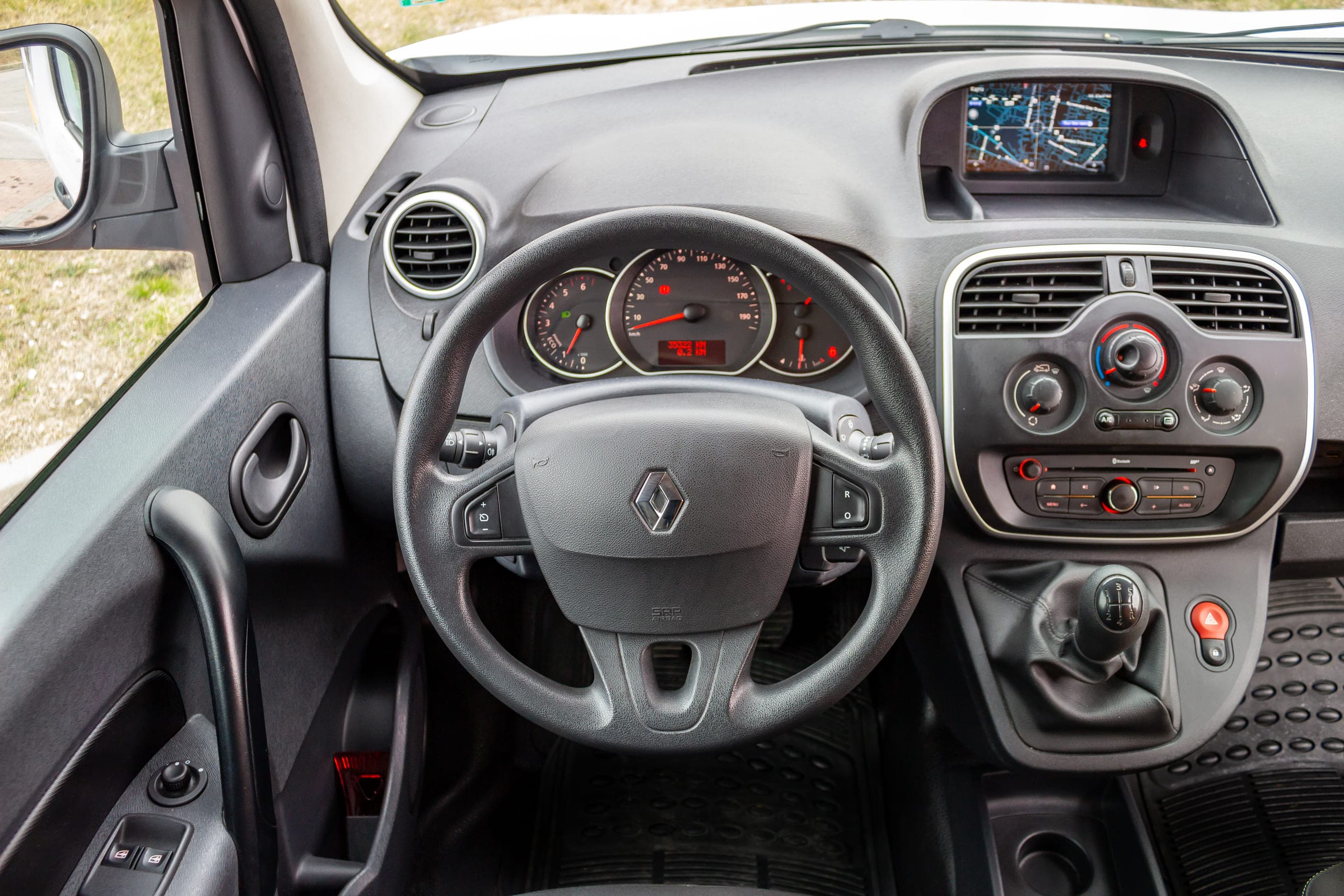 https://topmobility-prod-cms.s3.eu-central-1.amazonaws.com/renault_kangoo_van_dashboard_and_steering_wheels_d46d5357a9.jpg
