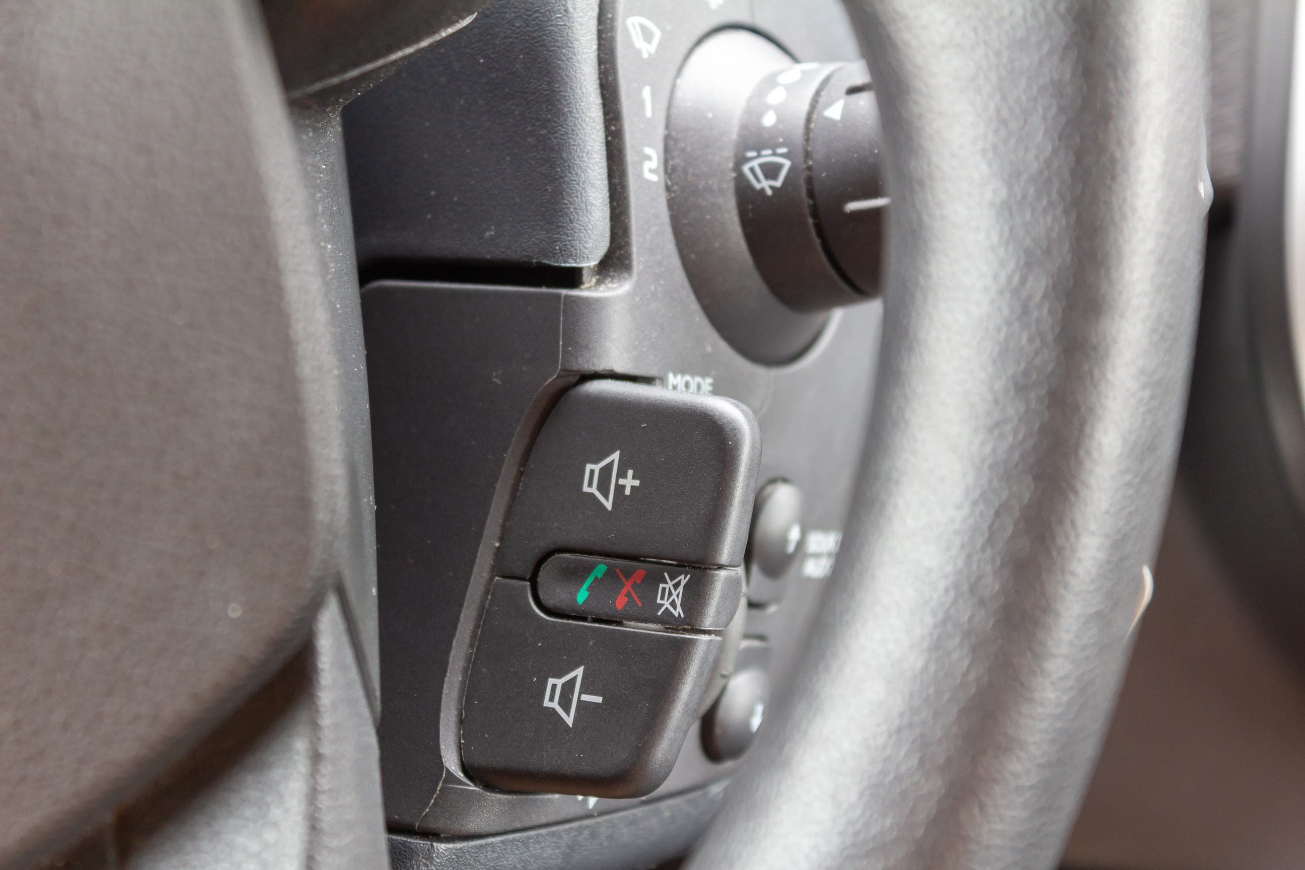 https://topmobility-prod-cms.s3.eu-central-1.amazonaws.com/renault_kangoo_van_volume_controls_4a5ff48f0a.jpg
