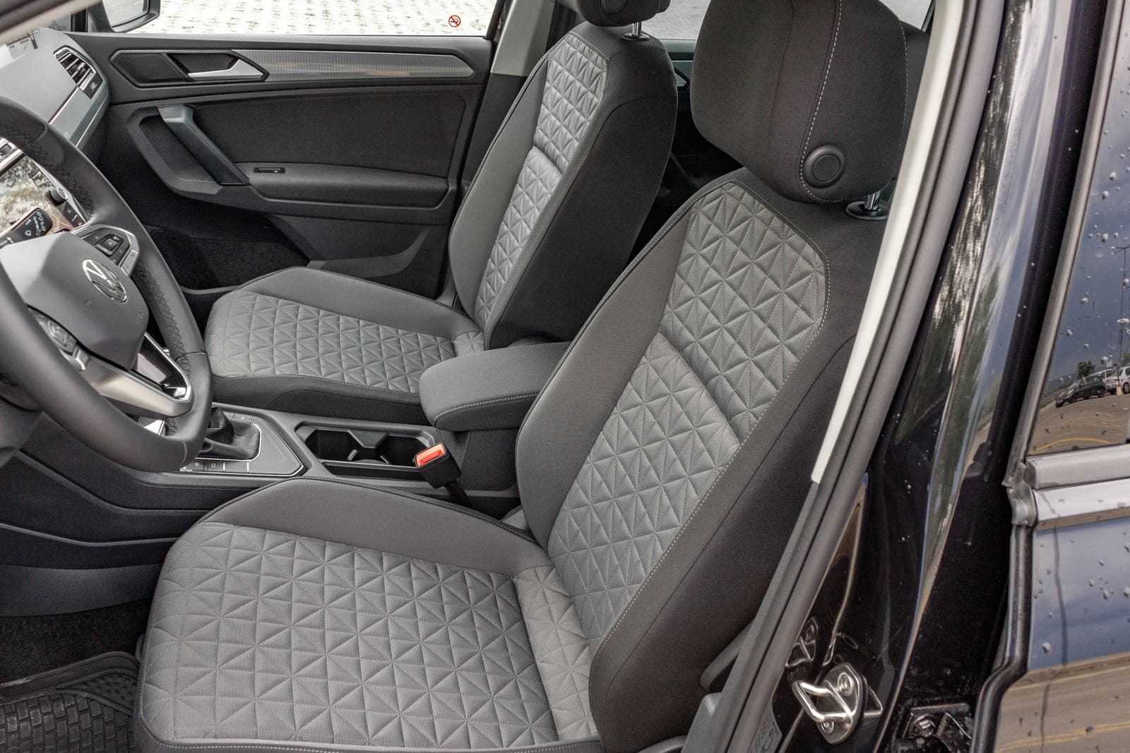 https://topmobility-prod-cms.s3.eu-central-1.amazonaws.com/tiguan_front_seats_42f7e51d56.jpg