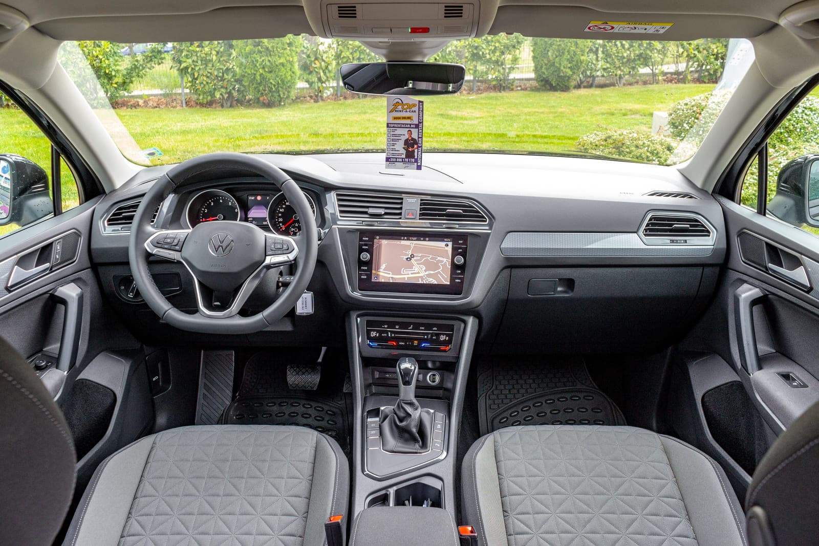 https://topmobility-prod-cms.s3.eu-central-1.amazonaws.com/volkswagen_tiguan_interior_8bed880b70.jpg