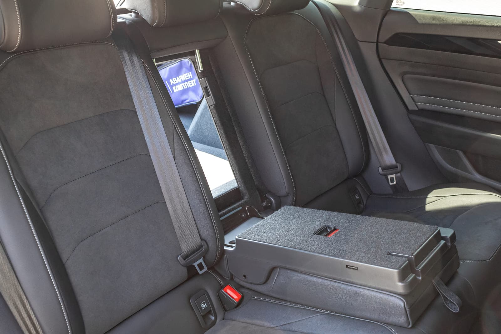 https://topmobility-prod-cms.s3.eu-central-1.amazonaws.com/vw_arteon_back_seats_ski_hatch_6f73bc1359.jpg