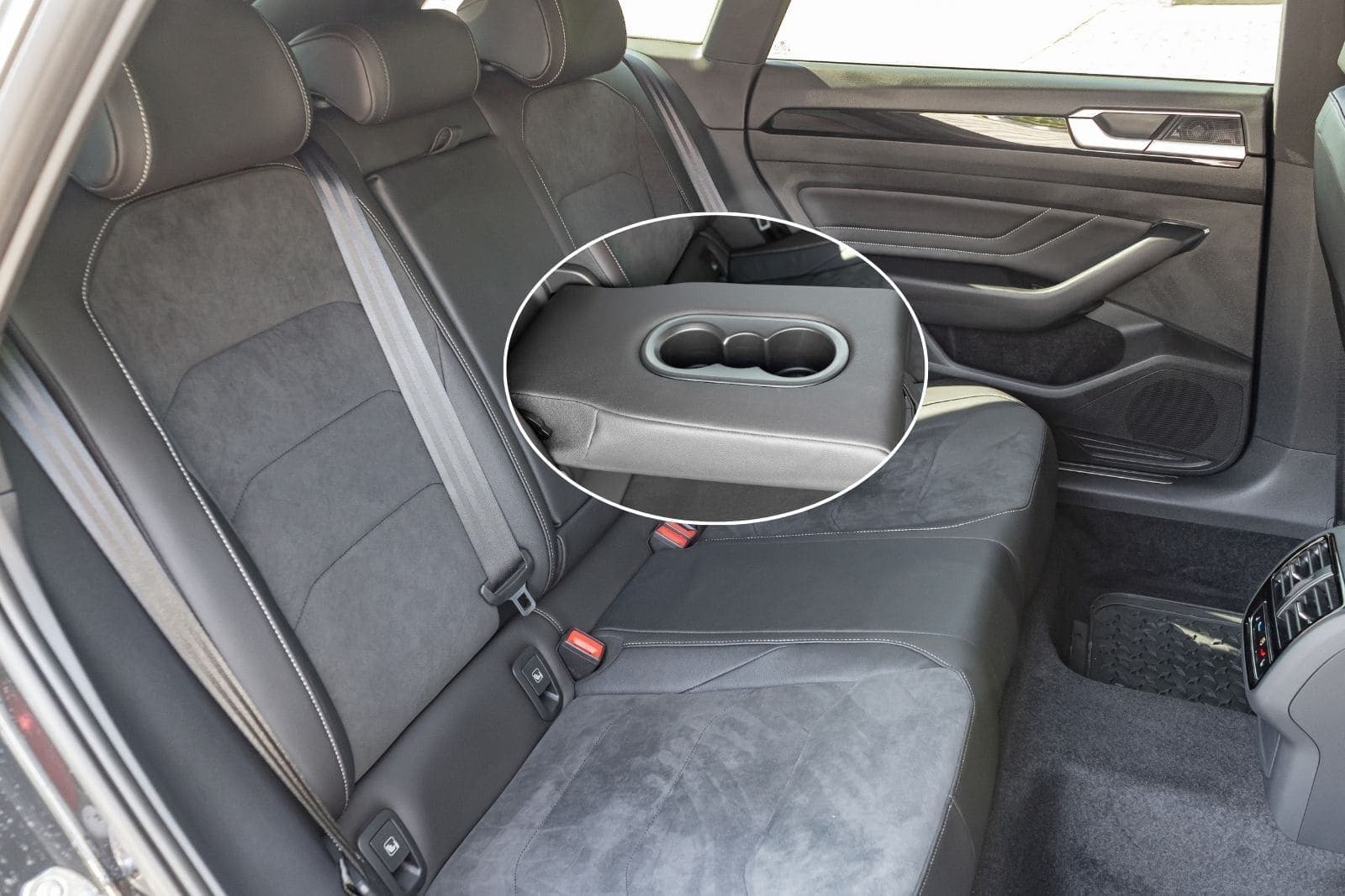https://topmobility-prod-cms.s3.eu-central-1.amazonaws.com/vw_arteon_backseats_cupholder_de4a86d317.jpg